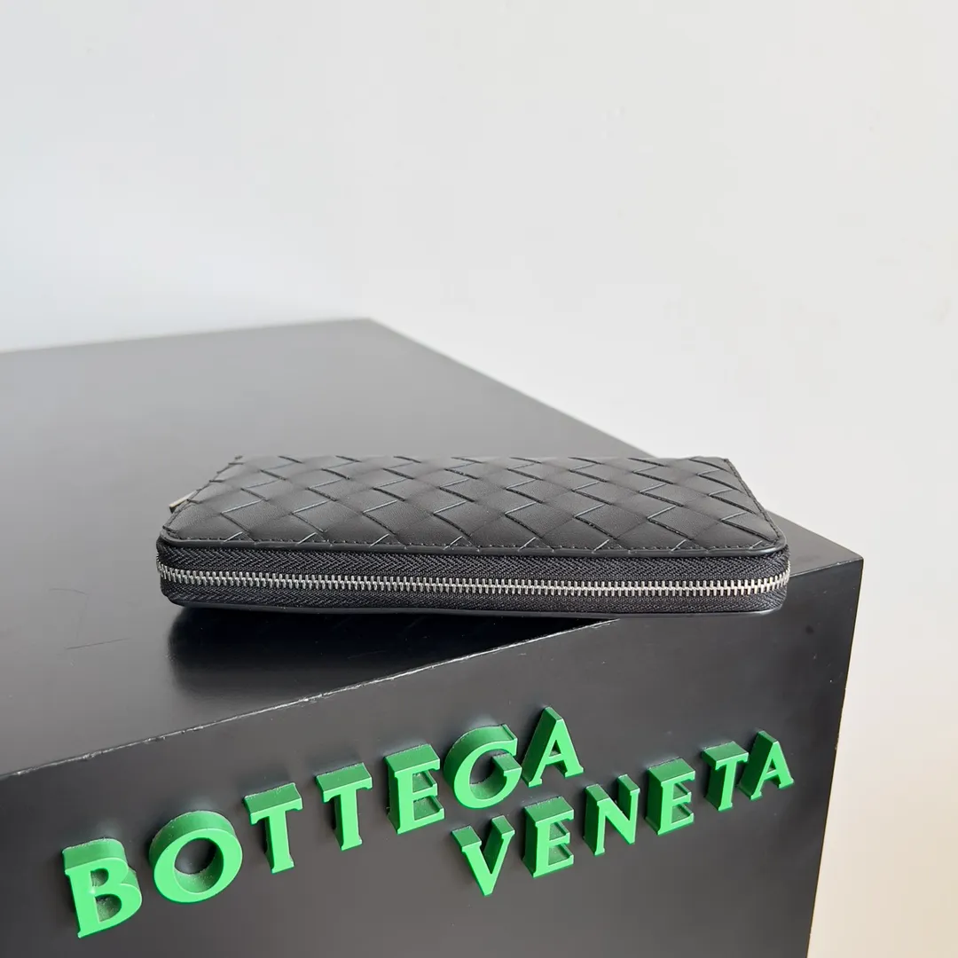 Batch 960 BV wallet has a low-key appearance and a simple and attractive woven design. It can be used as a gift for men🎁. It has enough space and is very practical. It can also be used by girls. The zipper is smooth and the wiring is meticulous. It is low-key and not exaggerated. Style number: 593217 Size: 19*10*2